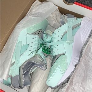 BRAND NEW. never worn: Mint Green Nike Huaraches